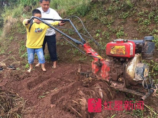 农机扶手太高，沈世航一开始操作不便 图片来源：红星新闻