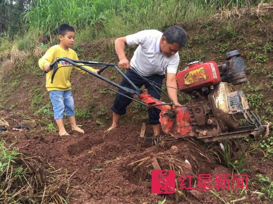 外公帮他调整了扶手位置，沈世航开始使用农机犁地 图片来源：红星新闻