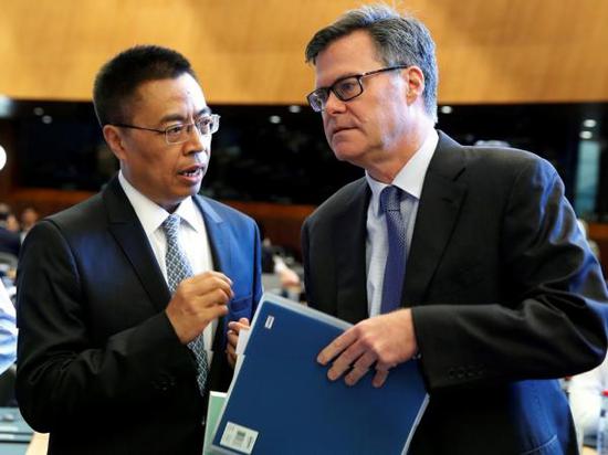 当地时间2018年7月26日,世贸组织(WTO)在日内瓦总部举行总理事会会议,美方指责中国经济模式,对此中国常驻世贸组织代表张向晨(左)予以驳斥。@视觉中国