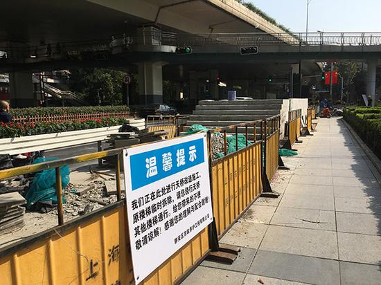 上海延安中路陕西北路口的人行天桥处正在进行大修项目。本文图片 澎湃新闻记者 臧鸣