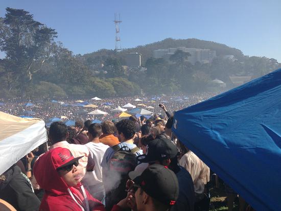 图为2013年的4月20日，旧金山数以万计的“大麻爱好者”聚众吸毒的画面