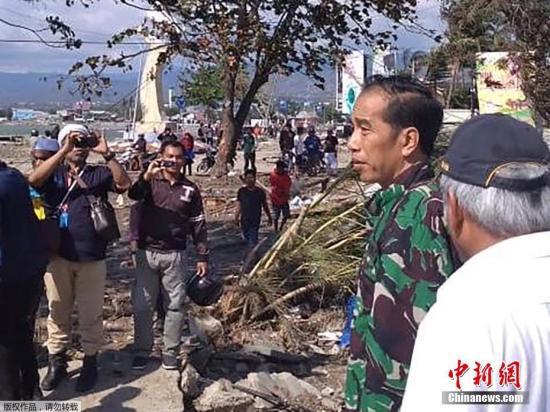 当地时间9月30日，印尼总统佐科视察了发生地震的中苏拉威西帕卢市。