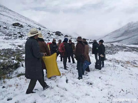徒步者骨折被困近五千米雪山 70余人搜寻2天救出