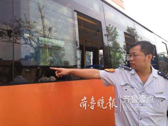 公交连遭钢珠袭击玻璃爆裂：两月遇袭5次损失过万