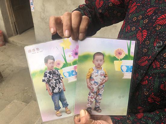 李少菊曾到福利院想抱财财（右）回家，被报警制止。她拿着孩子照片，说想财财。