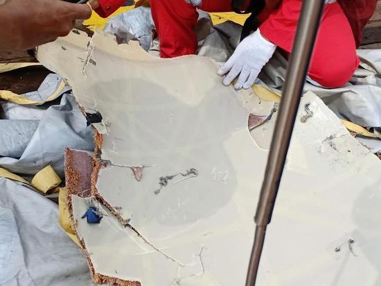图为搜救小组发现的飞机残骸。（图源：推特）
