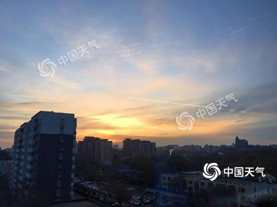 今天北京天气晴朗,今晨朝霞满天。张海莺摄