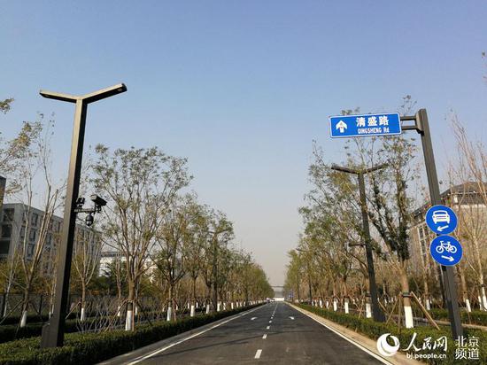 周边道路施工和绿化基本完成。