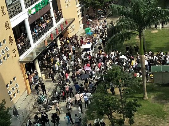 11月12日午餐时间,闽江学院第二食堂门口聚集的学生 。 在校学生 供图
