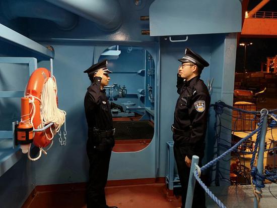 边检民警凌晨时分在外轮梯口交接班