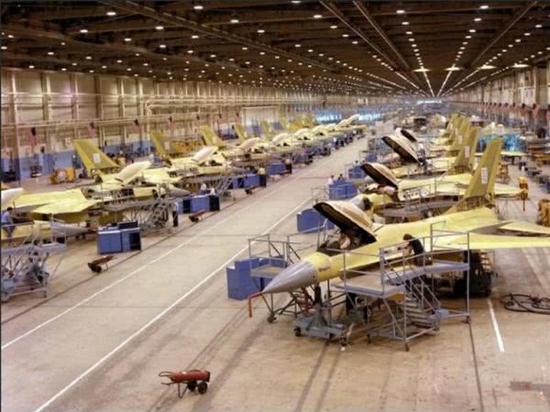 资料图片：美国洛克希德-马丁公司的F-16战机装配车间。（图片来源于网络）