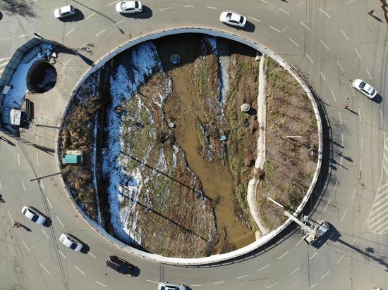吉林辽源市双桥转盘两侧均为仙人河的河道,但河面被跨河建筑覆盖,仅在双桥转盘中间露出河面。新京报记者 李宁远 摄