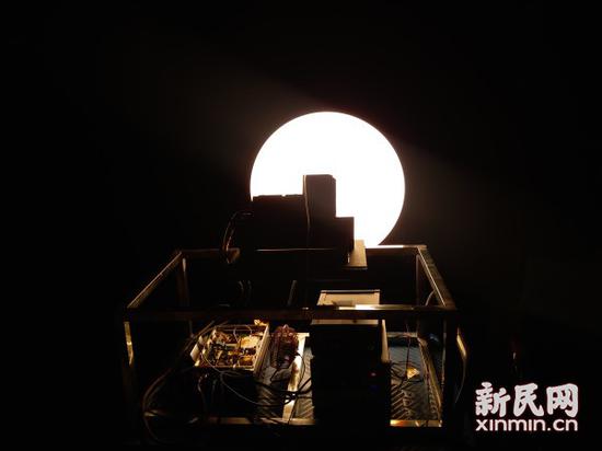 圖說:紅外成像光譜儀地面驗證件輻射標定實驗 新民晚報記者 郜陽攝