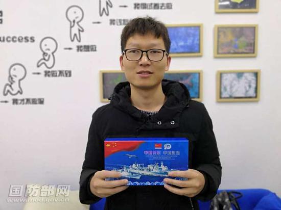 “zwzwzwzwz”同学与纪念册合影。编辑们给力否?