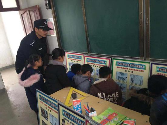 组织公安干警走进小学课堂进行安全知识宣传