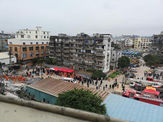  倒塌民房事故救援现场。新京报记者黄启鹏摄。
