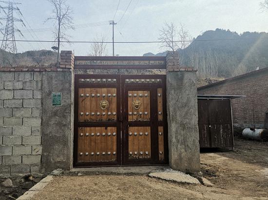 出事后,小菲家大门紧闭。澎湃新闻记者 朱莹 图