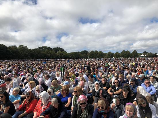 近万人的悼念会埸。摄影：NZ华新社记者 张宏寰