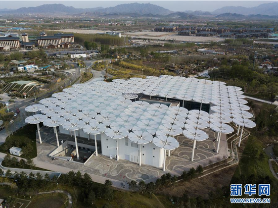 这是4月19日无人机拍摄的北京世园会园区国际馆。新华社记者 鞠焕宗 摄