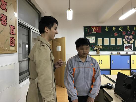郑荣权在浙江省盲校实习时,给学生上课。受访者供图