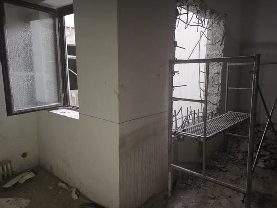 һ�����ҵĲ���ǽ�汻����˴󶴡�