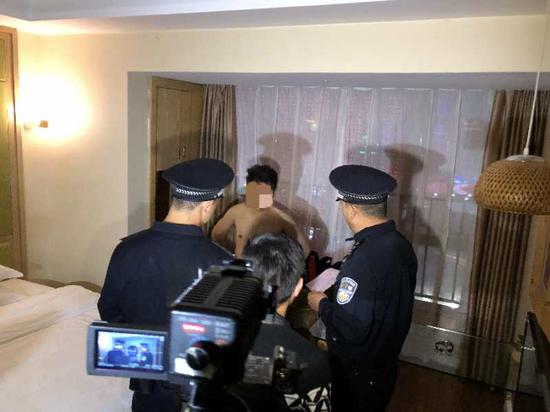 贵阳警方出动近200名警力,对花果园楼盘中央商务区3号楼及其周边足疗店、酒店、酒吧等公共娱乐场所进行检查。新京报记者 游天燚 摄