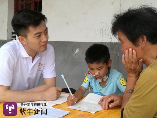 3岁男孩被藏獒咬断喉咙 如今9岁有望过正常生活