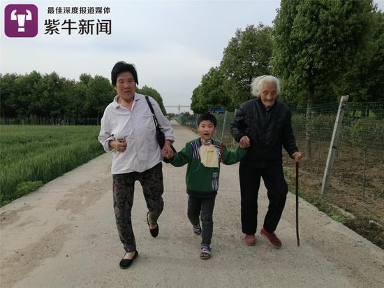 3岁男孩被藏獒咬断喉咙 如今9岁有望过正常生活