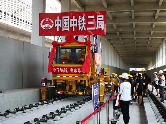 历时220余天京张高铁全线铺轨完成 年底运营