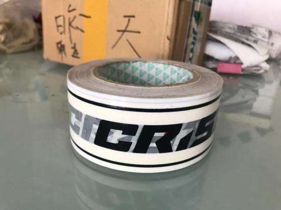 聂丽云店里常用的黑白色胶带。新京报记者祖一飞 摄