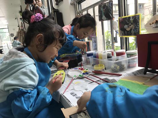 正安县上海艺术实验幼儿园的学生们正在制作手工
