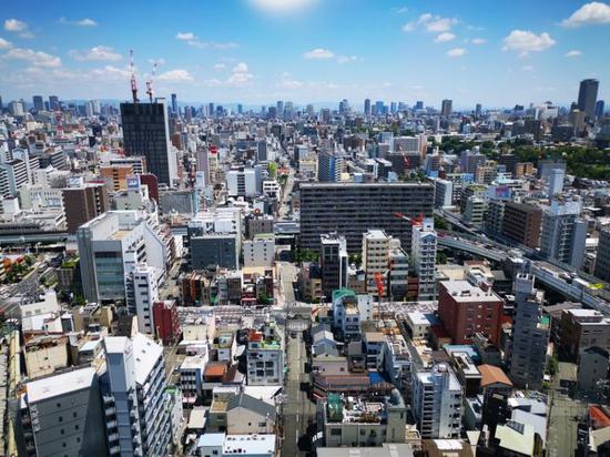 远眺大阪市区。大阪是大阪府首府,近畿都市圈中心城市,面积225平方公里,人口272万人。新华社记者燕雁摄