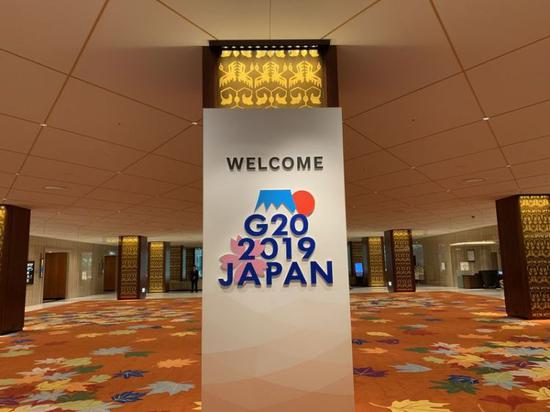 大阪丽嘉皇家酒店内,带有二十国集团领导人大阪峰会会标的迎宾牌格外醒目。新华社记者黄敬文摄