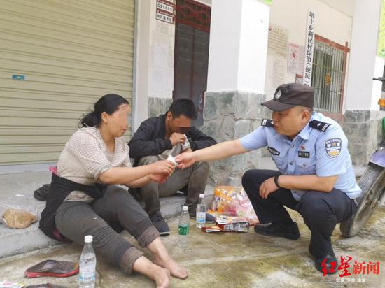 ↑两人获救后民警送来食物