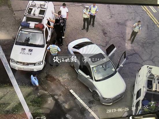 奥迪车主高速逼停大货车还索要8000元：就是斗气