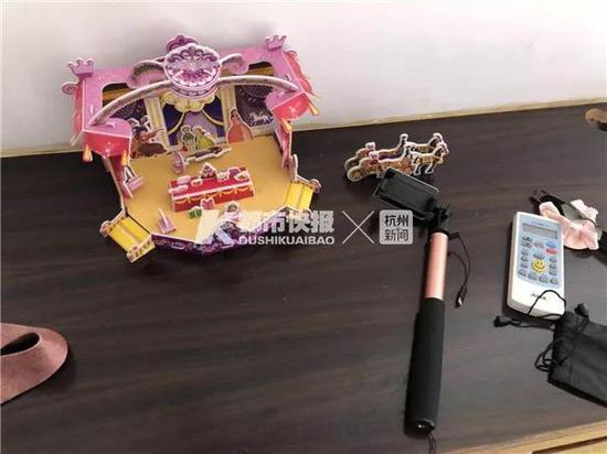 孩子的獎狀和玩具
