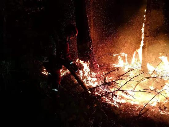 森林消防員正在大興安嶺救火。 應急管理部森林消防局供圖