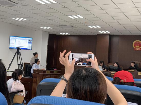 旅游大巴颠簸致老人骨折 旅行社等被索赔四万余元