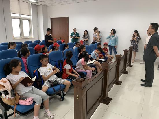 旅游大巴颠簸致老人骨折 旅行社等被索赔四万余元