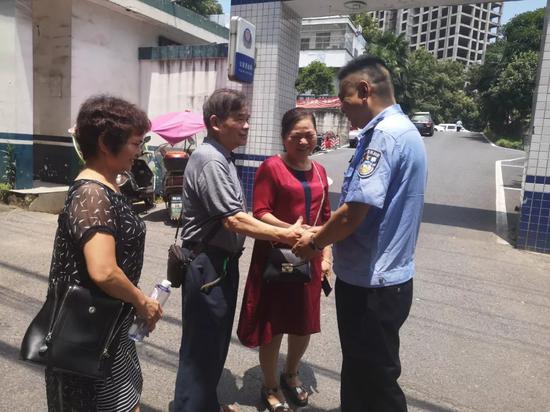 一场洪水失散36年 92岁老人获警方帮助找到亲人