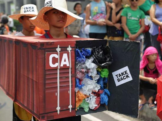 ▲当地居民在抗议活动中制作了垃圾集装箱模型，抗议加拿大将大量垃圾运到菲律宾丢弃。