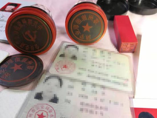 河南警察学院副教授被举报私刻公章等违法违纪行为。受访者供图