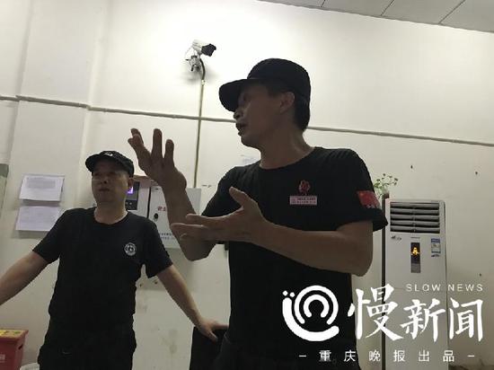 ▲回忆起下午的经历,刘世中双手做出托举的动作。