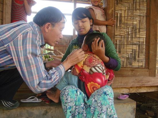 李兴亮到中缅边境地区开展疟疾防治工作。受访者供图
