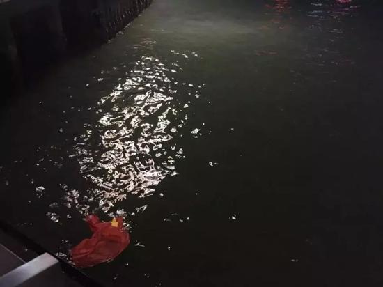 ▲5日19时30分前后，部分暴徒在尖沙咀码头海港城门前，拆下五支旗杆上的五星红旗，把国旗扔到了海里。来源：《南华早报》记者推特