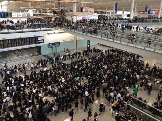 △“黑衣人”堵塞香港国际机场 致机场瘫痪