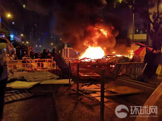 暴力示威者31日在香港多地纵火。环球时报-环球网特派香港记者 杨升 摄