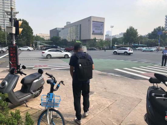 一名交通守法者正筹办执勤体验