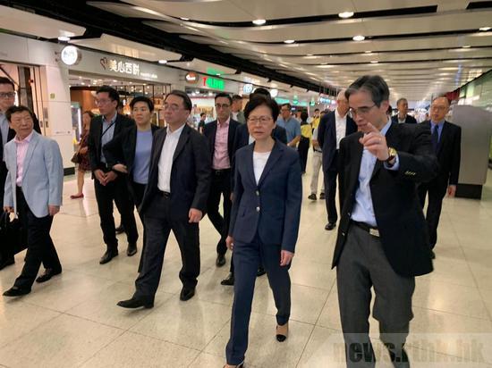 林鄭月娥在運輸及房屋局局長陳帆,以及港鐵高層陪同下視察損毀情況。圖源:港媒