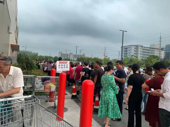 顾客在Costco上海店购买茅台酒 图片来源:茅台方面提供